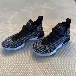 Nike Lebron 16 M7/W8.5 very very good condition. Used indoor only for basketball